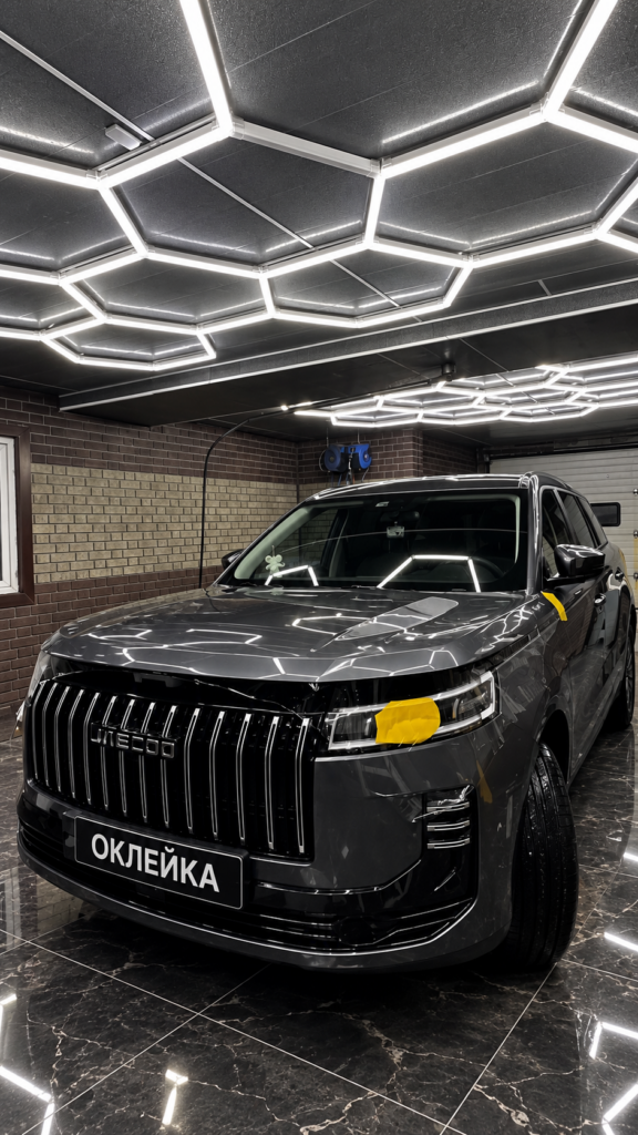 Оклейка автомобиля защитной полиуретановой плёнкой в Москве — защита кузова от сколов и царапин